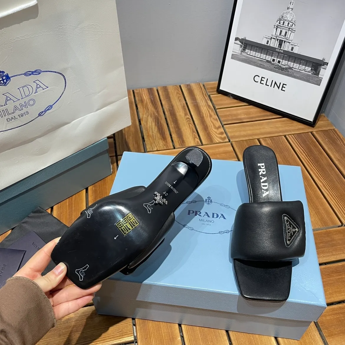 👟👟Ex-factory price 380👟👟 Prada/Prada 2023ss makes its debut🌟High-heeled square-toed slippers, triangular classic LOGO. 💥presents a classic silhouette. No matter what situation you face, the home court belongs only to you! 💪🏻 Fabric: Open edge beads, sheepskin lining, original Italian leather outsole Heel height: 6.5cm Code number: 35-39 (40 custom made, non-refundable)